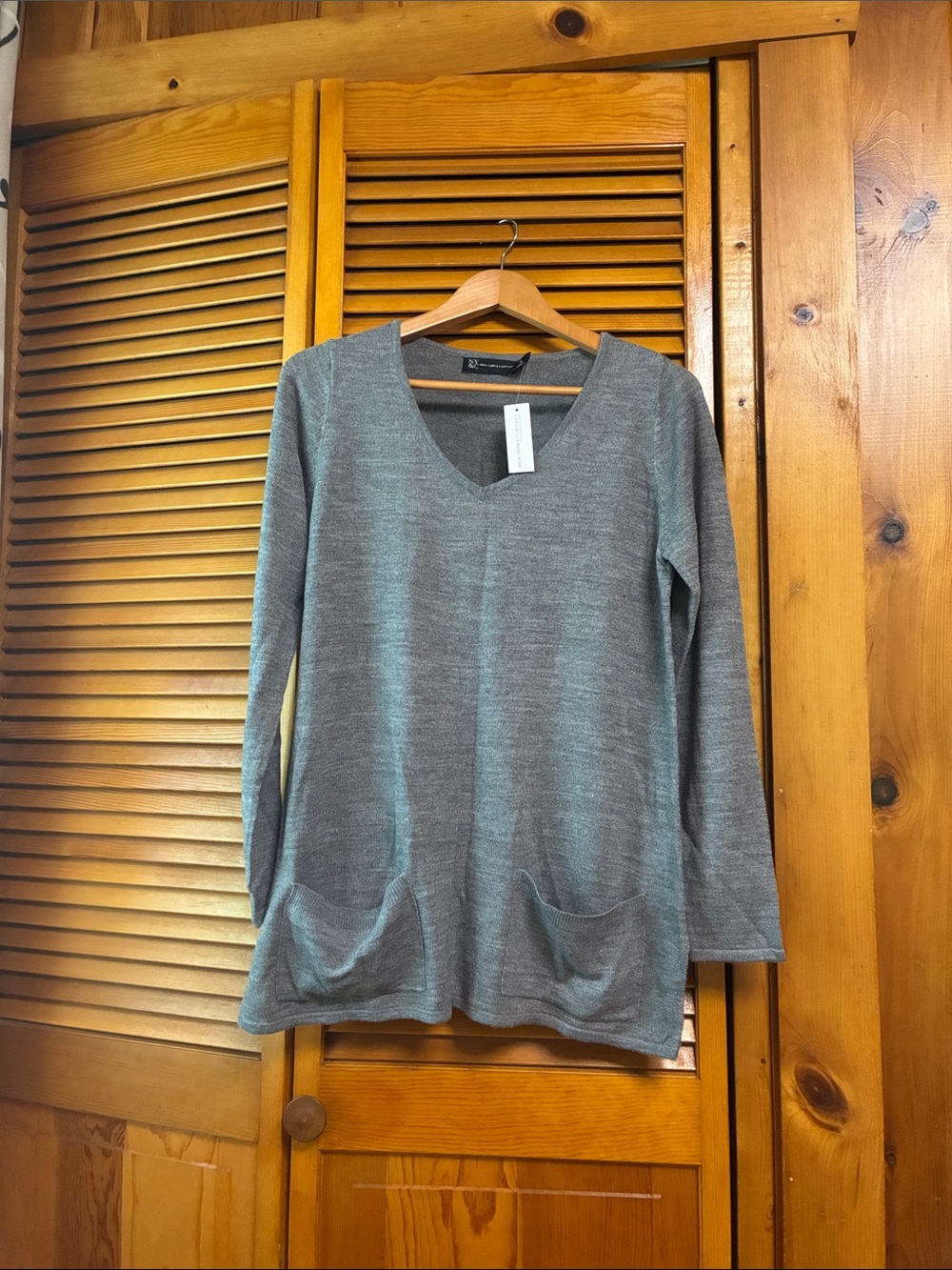 New York & Company Gray V-Neck Long Sleeve Pocket Tunic length 28»pit to pit 20”